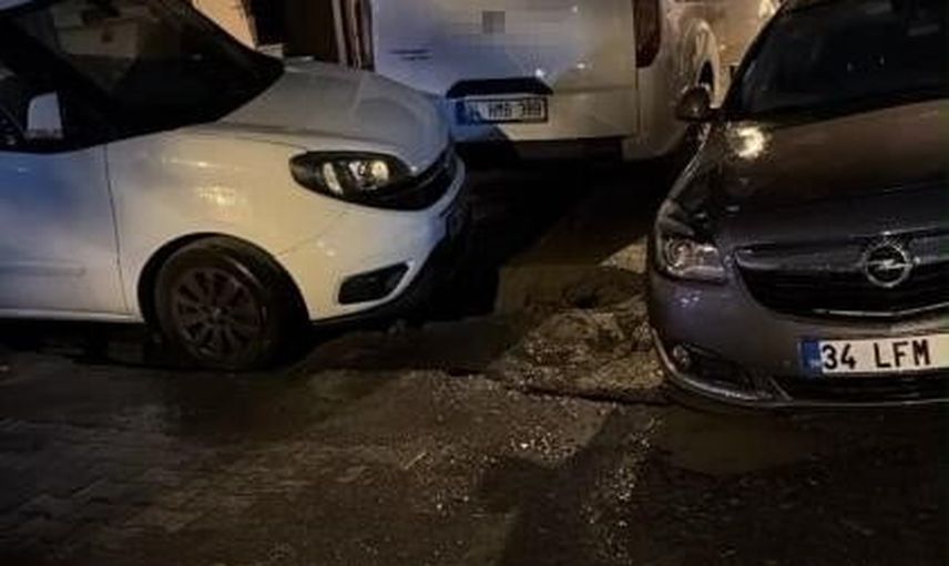 Fatih Zeyrek'te sağanak sonrası yol çöktü, kamyon ve otomobil çukura düştü