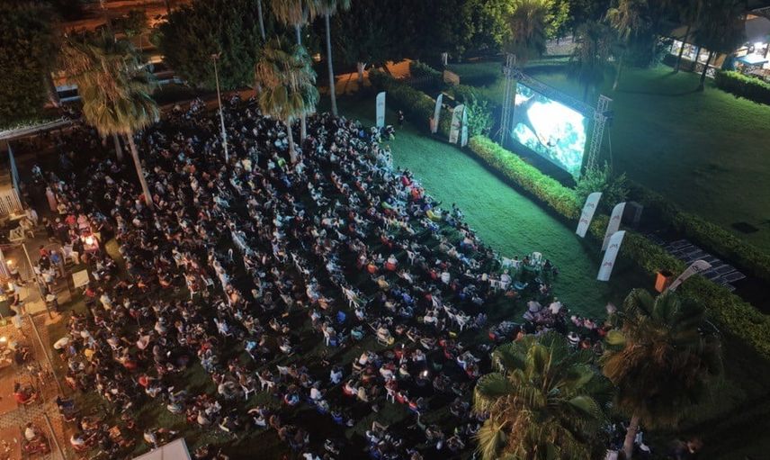 Yaz gecesinde sahilde film keyfi: çocuklar 'Yukarı Bak' ile buluştu