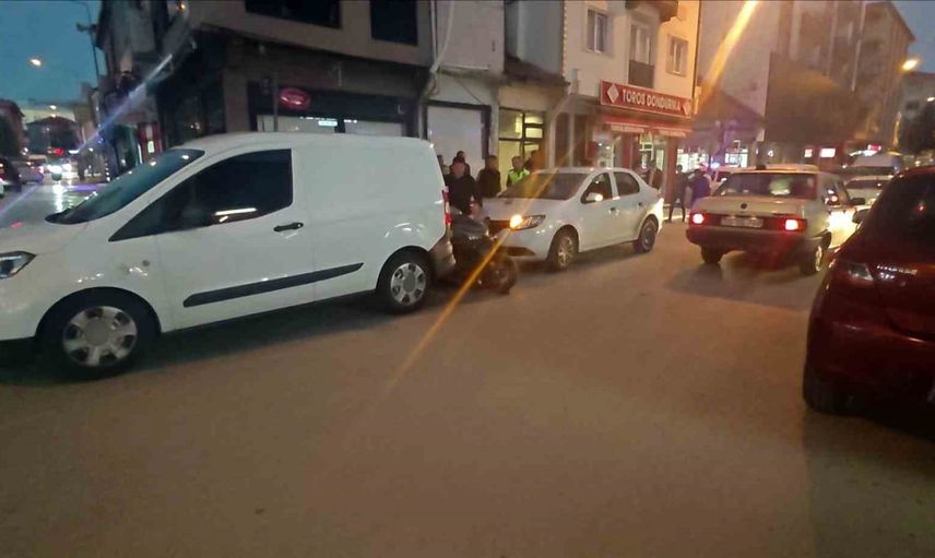 Isparta'da yol verme anı zincirleme kazaya dönüştü; motosiklet sürücüsü hastaneye kaldırıldı