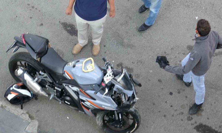 Kars'ta kavşakta çarpışma sonrası motosikletini bırakan sürücü kayıplarda