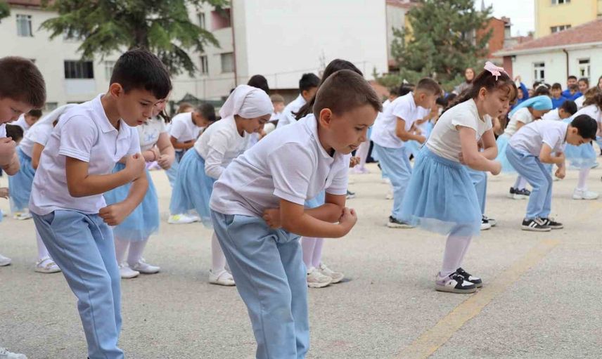 Söğüt'te eğitim heyecanına ortak olan başkan Durgut