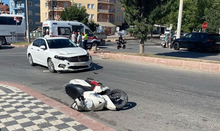 Tavşanlı'da kavşak çarpışması: motosiklet sürücüsü hastaneye kaldırıldı