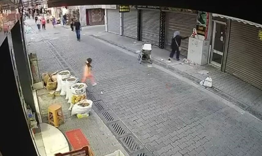 Elektrik trafosunda unutulan gümüş torbasını alan kadın kameraya yansıdı