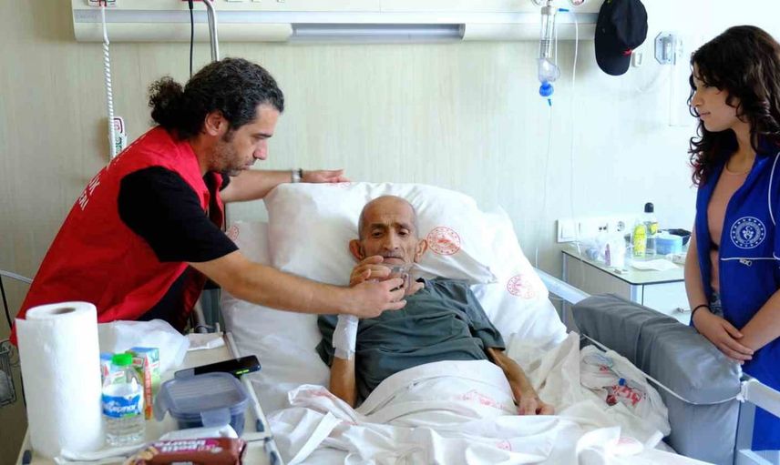 Genç gönüllüler Mersin şehir hastanesinde umut ve tebessüm dağıttı