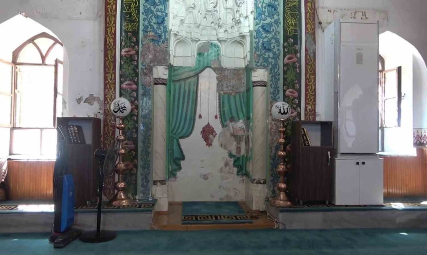 Tuz Pazarı Camii'nde sıvaların dökülmesi 1479'den kalma bezemeleri açığa çıkardı