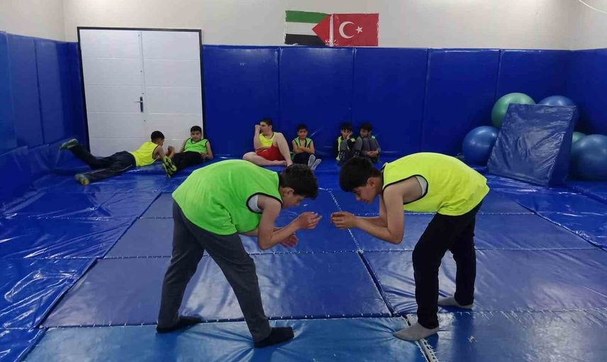 Hasköy'de minderde geleceğin güreşçileri yetişiyor