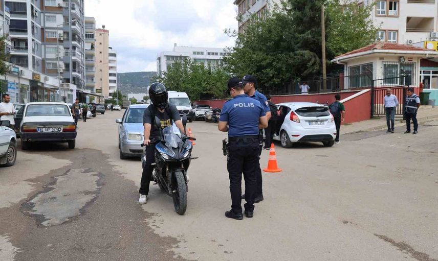 Kozan’da ders giriş çıkışlarında sıkı güvenlik: motosikletler şase numarasına kadar inceleniyor