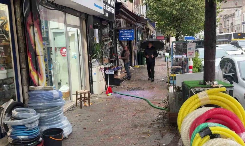 Beyoğlu'nda Karaköy esnafı gece rögar kapaklarını açıp sabah dükkanları temizledi