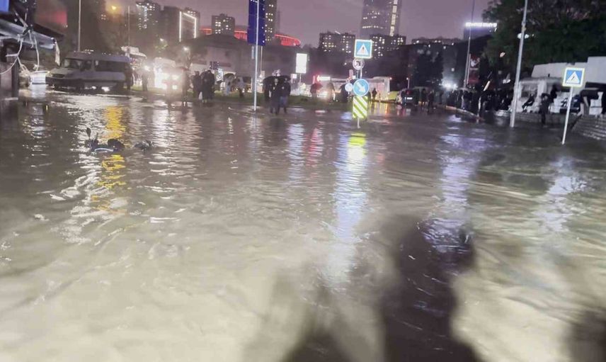 Ayazağa sokakları sel sularına teslim oldu, vatandaşlar traktörle kurtarıldı