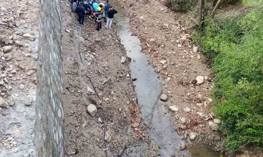 Efeler'de köprüden dereye uçan otomobilde 3 kişi yaralandı