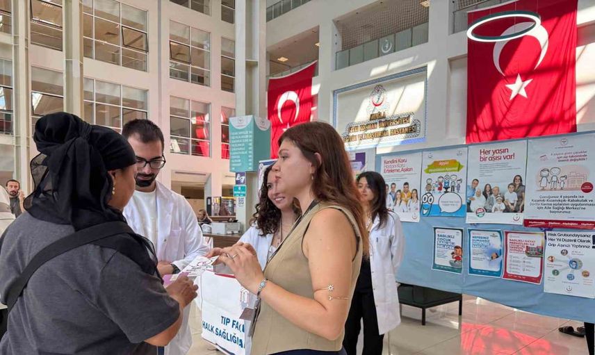 Muğla'da halk sağlığı haftasında hastane girişinde bilgilendirme standı