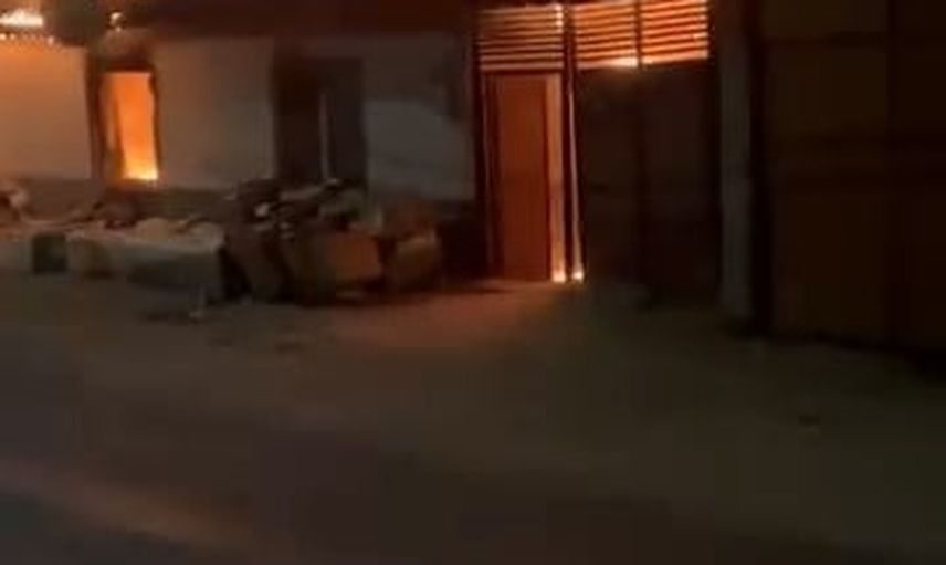 Bakırköy'de alevlerin sardığı ev cep telefonuna yansıdı