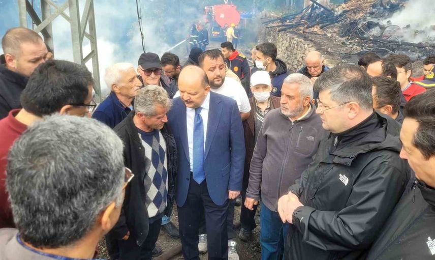 İnebolu Deresökü'de rüzgâr müdahaleyi kısıtladı, 11 ev kül oldu, soğutma çalışmaları sürüyor