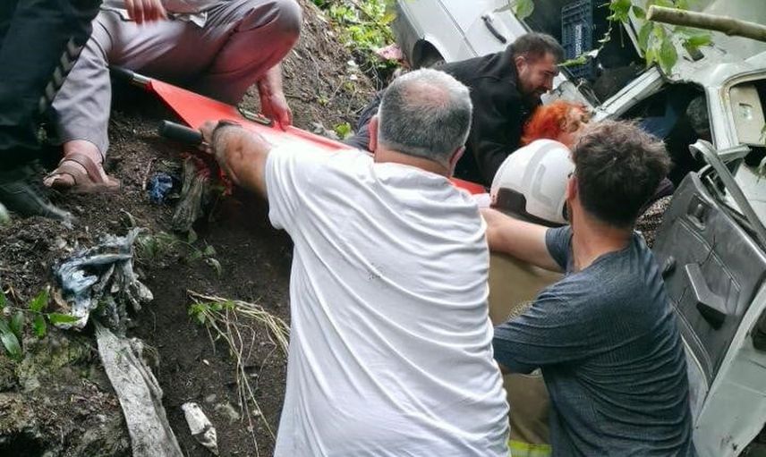 Yayla yolunda uçuruma yuvarlanan araç hurdaya döndü: 2 yaralı