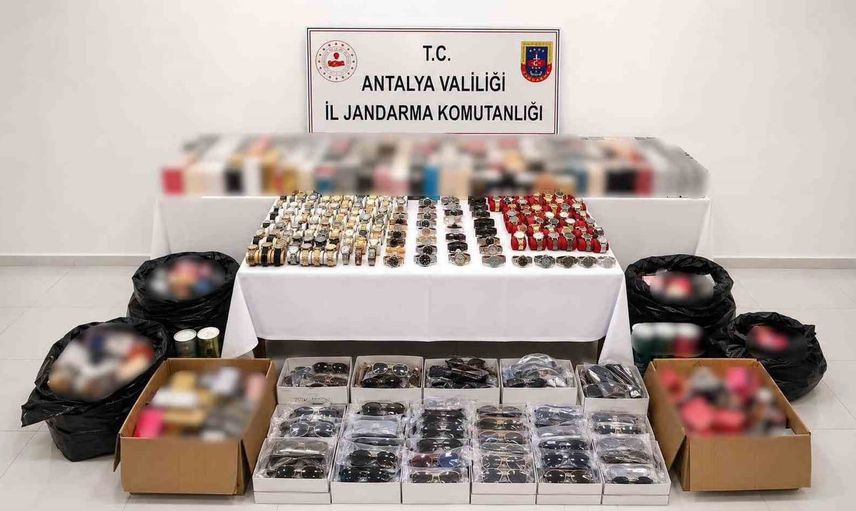 Manavgat'ta lüks markalara ait milyonluk gümrük kaçağı yükü ele geçirildi