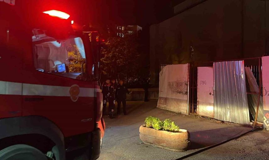 Karaman'da Süleyman Bey Hamamı'nın bahçesindeki yangın itfaiye tarafından kontrol altına alındı