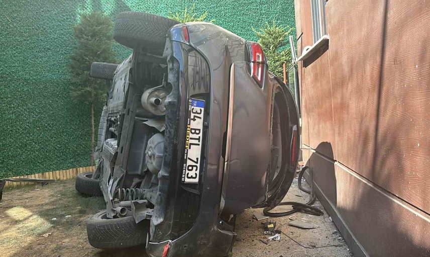 Eyüpsultan'da gece yarısı düşen otomobil mahallede güvenlik endişesi yarattı