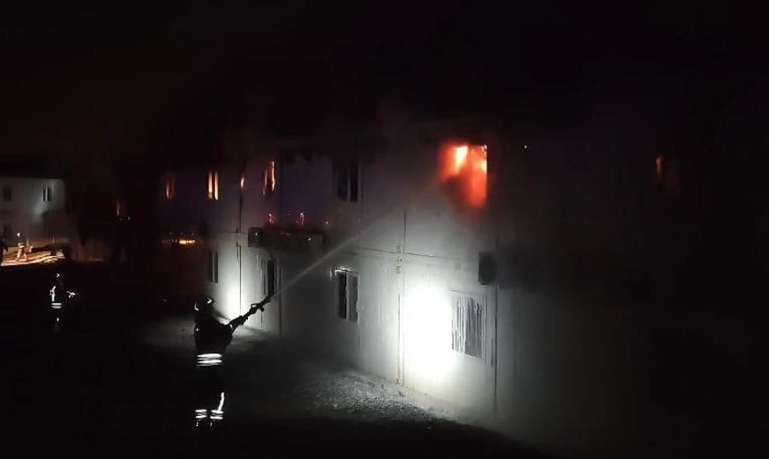 İskenderun'da konteyner yatakhane yangını 5 kişinin dumandan etkilenmesine yol açtı