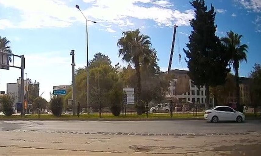 Mahalle sakinlerini ürküten düşüş: vinçten beton blok yere çakıldı