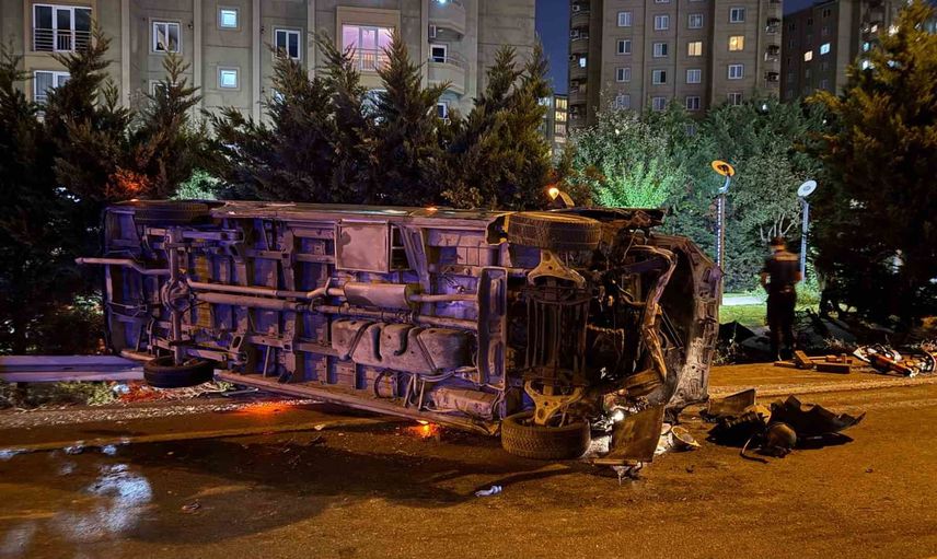 Esenler'de makas iddiasıyle başlayan zincirleme kazada minibüs sürücüsü hayatını kaybetti