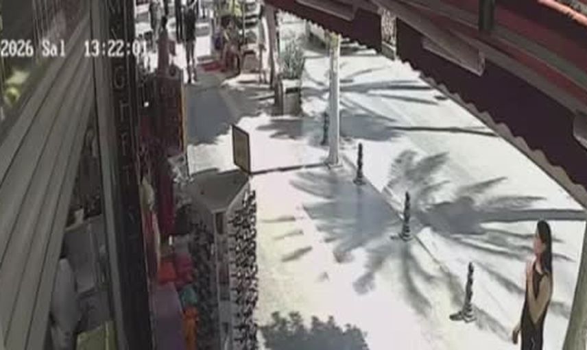 Plakasız motosiklet Manavgat'ta yaya geçidindeki kişiye çarpıp kaçtı