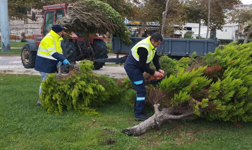 Bandırma'da rüzgârın bıraktığı izler hızla silindi