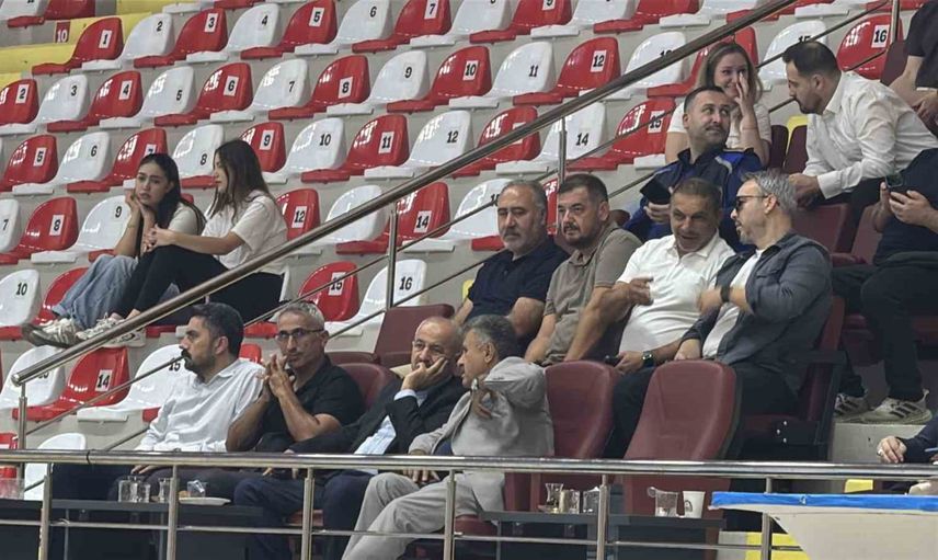 Dursun Ali Arslan anısına Gebze'de düzenlenen turnuva ilk günde vefayı sahaya taşıdı