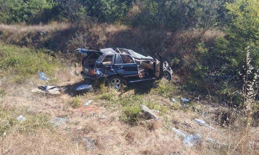 Bilecik Pazaryeri'nde direksiyon hakimiyeti kaybı sonucu iki kişi yaralandı