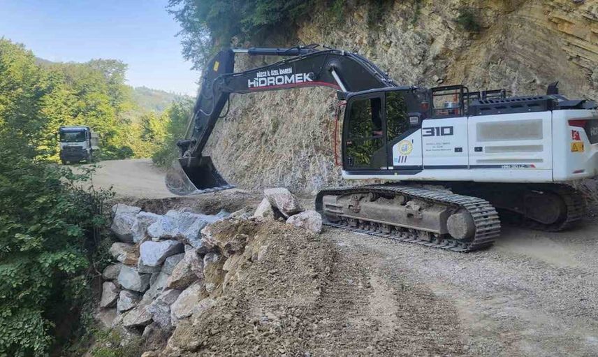 Hamascık İmriz mahallesinde ulaşım sathi kaplama ve tahkimatla güçlendi