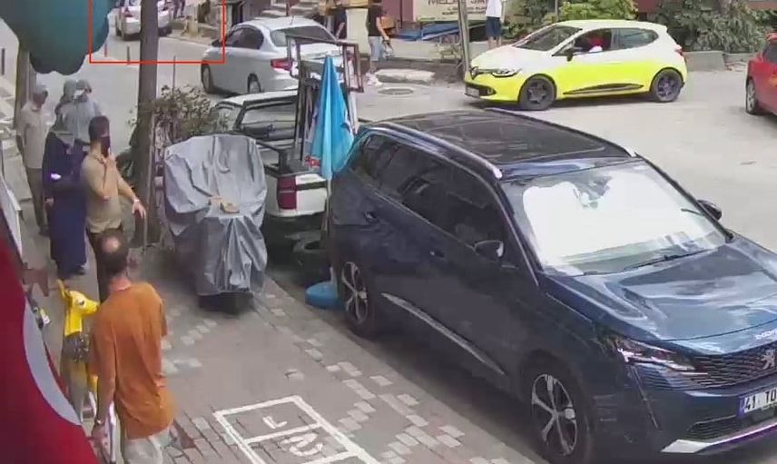 Sokak sakinlerinin kameraya yansıyan anı: kaldırıma çıkan araç iki kişiyi yaraladı