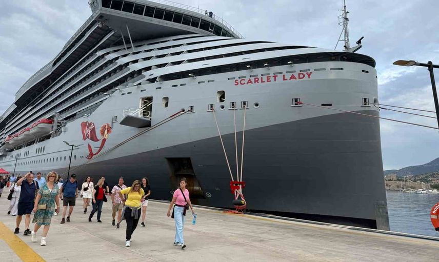 Bodrum limanında Scarlet Lady 2 bin 560 yolcuyla demirledi
