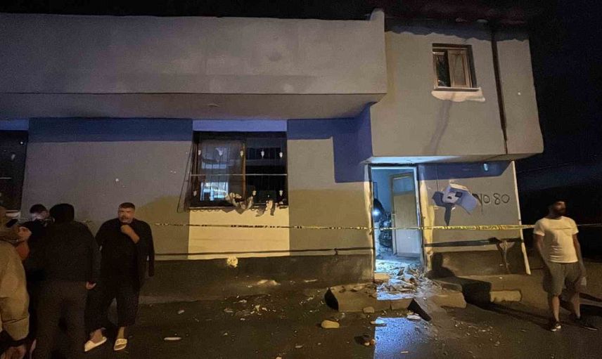 Adana'da gece yarısı motosikletli kişilerin attığı patlayıcı evde geniş hasara yol açtı