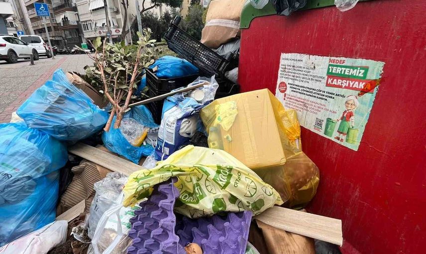 Karşıyaka'da çöp krizi mahalleleri rahatsız ediyor