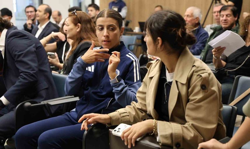 İrem işaret diliyle kitap fuarını gezdi