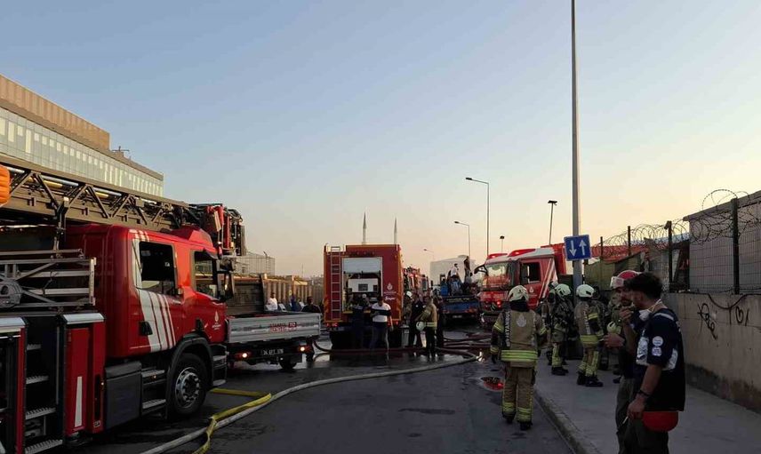 Tuzla İçmeler'de rüzgarın taşıdığı alevler seramik deposu ve teknelere ulaştı