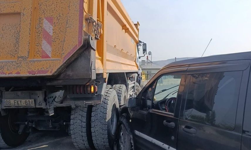 Tuzluca'da yol çalışması sahasında çarpışma: iki araçta maddi hasar