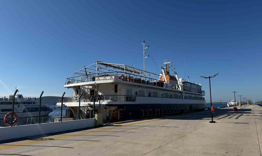 Bodrum limanında kısa uğrak: Athena kruvaziyeri demirledi