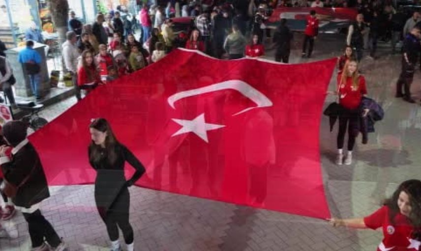 Turgutlu kırmızı-beyaza büründü: cumhuriyet 103. yıl coşkusu Işın Karaca ile taçlandı