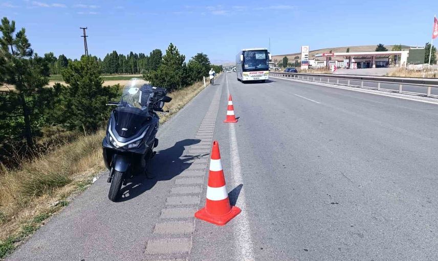 Yıldızeli'nde bariyerlere çarpan motosiklet sürücüsü hayatını kaybetti
