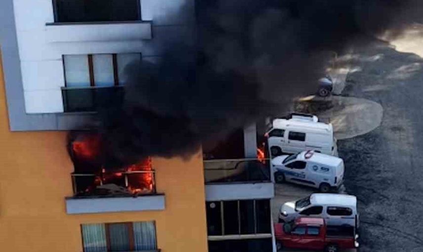 Ardeşen'de 4. kat yangını evi kullanılamaz hale getirdi
