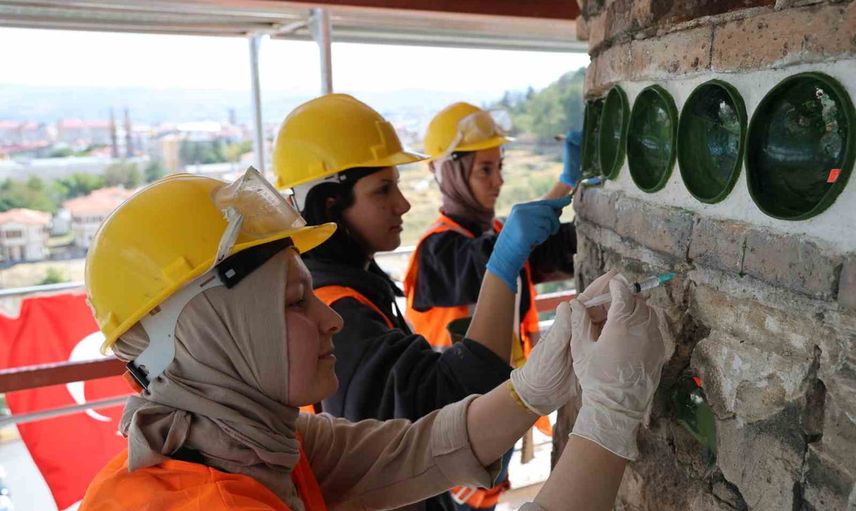 Ulu Cami'nin eğri minaresinde bulunan yeşil çanakların kullanım amacı belirlendi