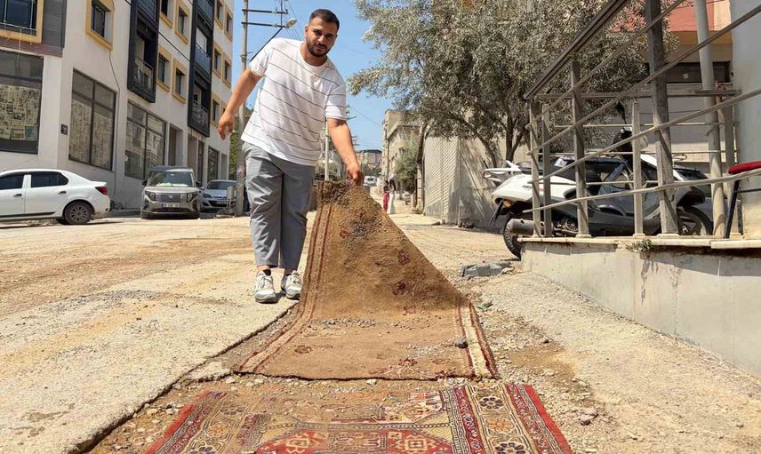 Bayraklı'da çamur ve çukurlar günlük yaşamı kilitledi