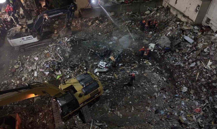 Maltepe'de çökme sonrası enkazda kalan araç dronla görüntülendi