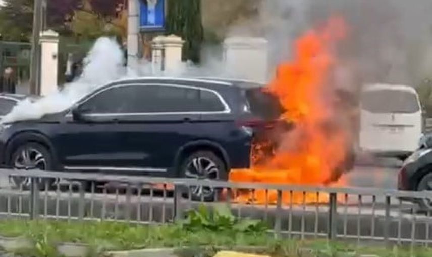 Eyüpsultan’da otogar önünde alevlenen araç kameralara yansıdı