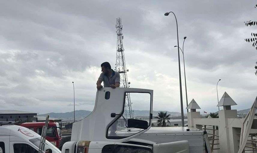 Ani manevra kamyonu devirdi, cami duvarı hedef oldu