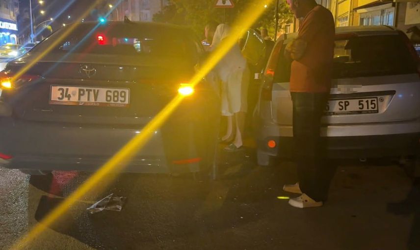 Eskişehir'de kontrolden çıkan otomobil park halindeki üç araca çarptı