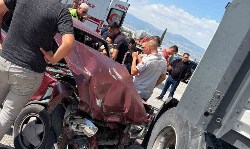 Burdur'da tırla otomobilin çarpıştığı kazada iki kişi yaralandı