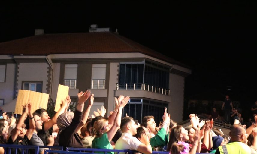Bülent Ersoy elma kostümüyle Çivril'de 50 bin kişiye unutulmaz gece yaşattı