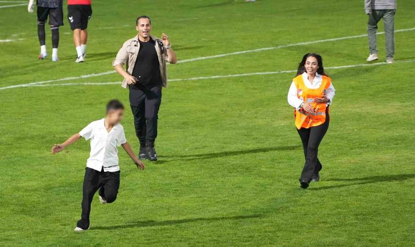 Tribünden sahaya inen küçük taraftar görevlileri peşinden koşturdu