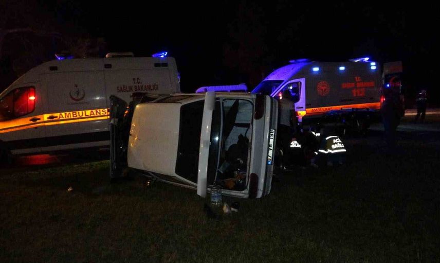 Manavgat'ta kavşakta refüje çarpan otomobil takla attı, iki kişi yaralandı